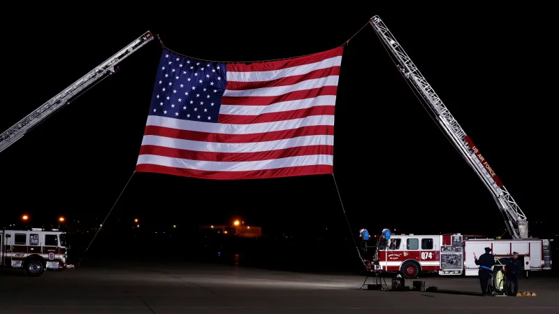 Americká vlajka na uvítanou Američanům vracejícím se ze Severní Koreje