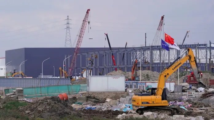 Výstavba obří továrny Tesly v čínské Šanghaji (říjen 2019)