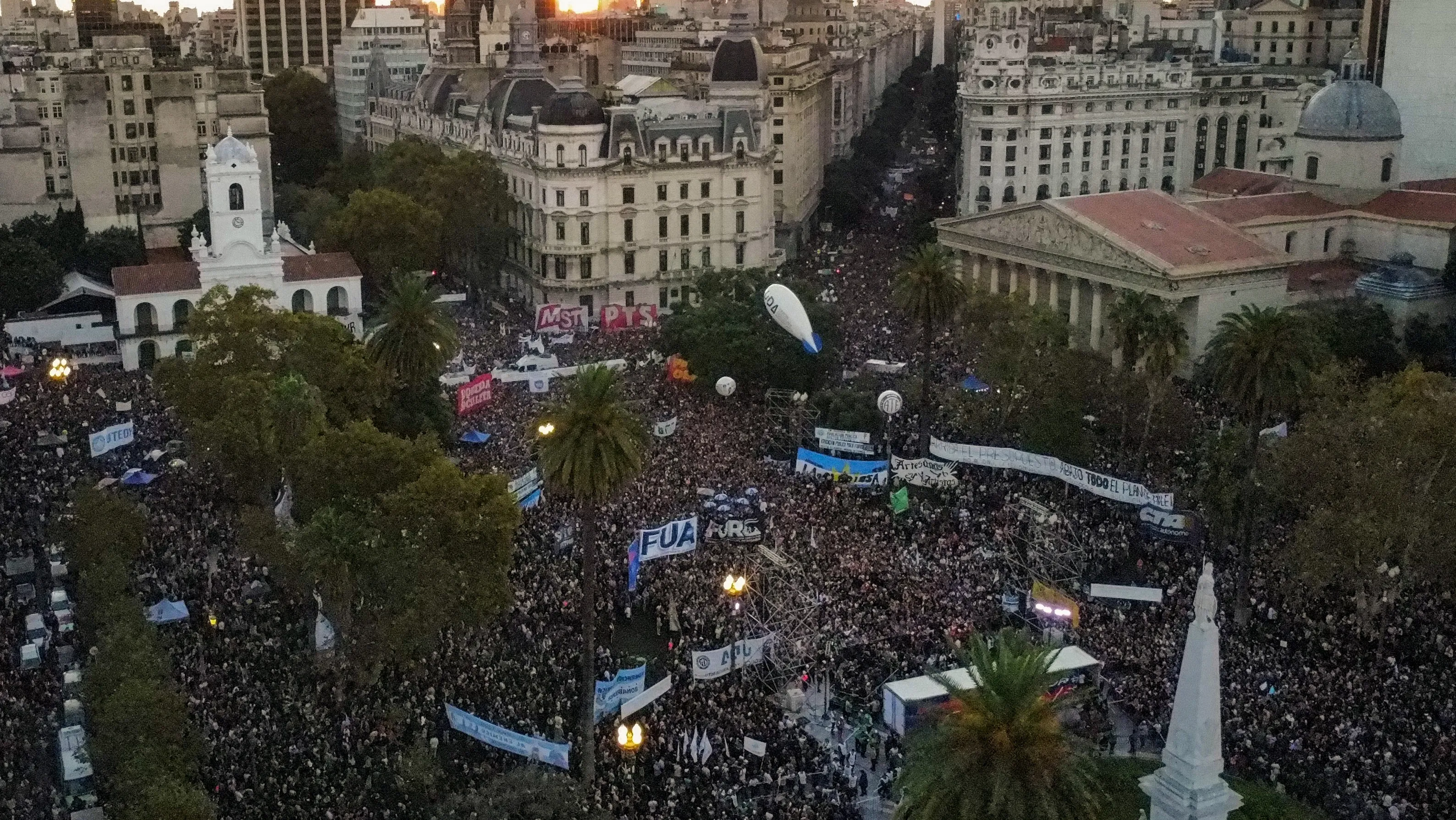 Škrty ve školství vyhnaly do ulic Argentiny stovky tisíc lidí. Prezident sází na drsnou terapii