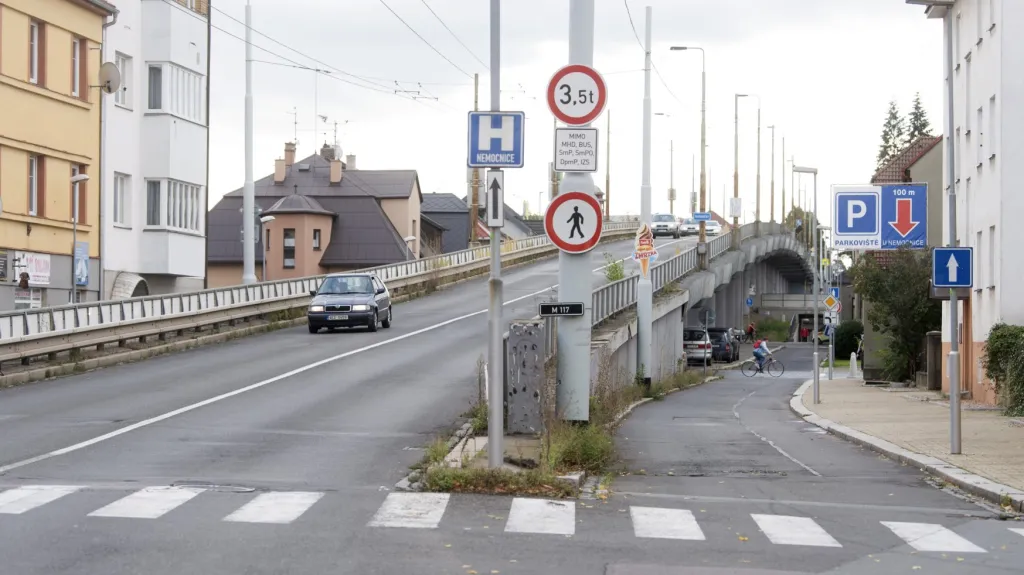 Most přes železniční trať a ulici kapitána Jaroše v Pardubicích