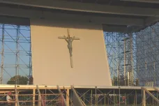 V Šaštíně roste pódium pro papeže, na místě je už kříž z moravského kostela poničeného tornádem