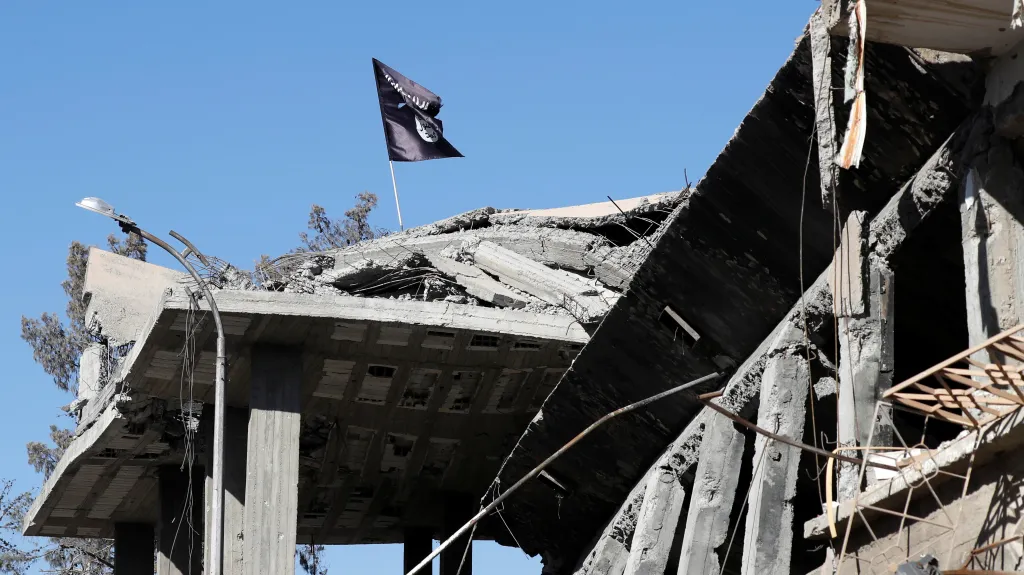 Vlajka IS na budově ve městě Rakká (2017)