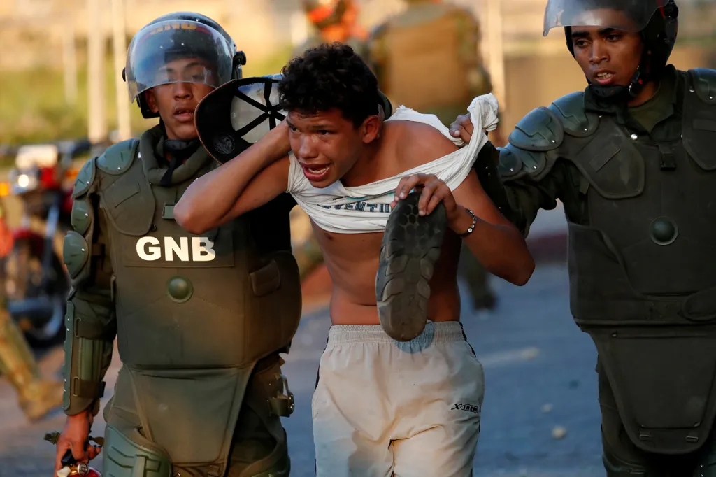 Muž zadržený venezuelskou policií za rabování během blackoutu