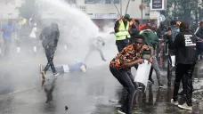 Protestující pod palbou policejních vodních děl v Keni