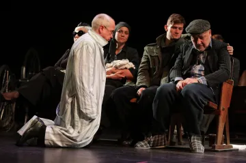 Může se člověk poučit z nelidskosti? V Naší třídě soused vraždí souseda