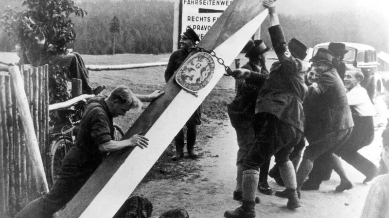 Odstraňování hraničního sloupu mezi ČSR a Německem v době Mnichovské dohody