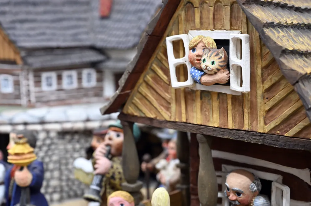 Prezentuje výběr z děl třiceti současných českých betlémářů