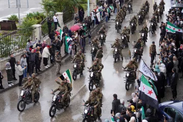 Sýrie slaví rok od pádu Asada i vojenskou přehlídkou