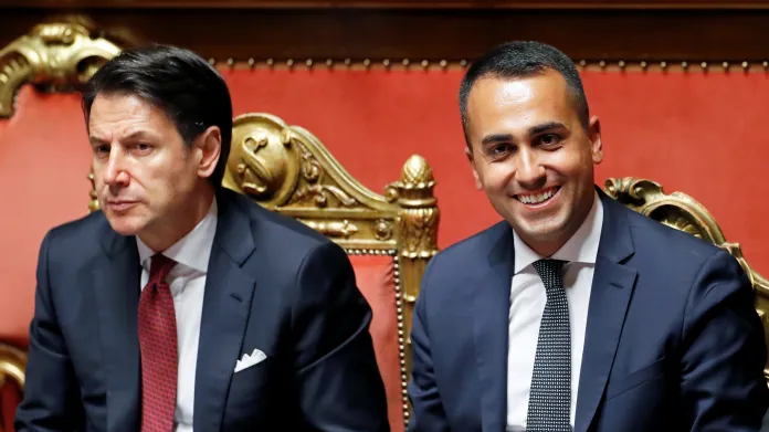 Premiér Giuseppe Conte a šéf Hnutí pěti hvězd Luigi Di Maio