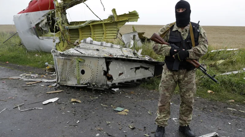 Konflikt na Ukrajině už není jen problémem Ukrajiny. V červenci se nedaleko Doněcku zřítil boeing malajsijských aerolinií. Na palubě byly tři stovky lidí - Nizozemci, Australané, Malajsijci, Němci nebo Kanaďané. Proruští separatisté a ukrajinská armáda se okamžitě začali vzájemně obviňovat z jeho sestřelení. Vyšetřování stále pokračuje, první závěry na viníka neukázaly.