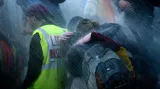 Prvomájoví demonstranti jsou kropeni vodním dělem irské policie během nepokojů poblíž summitu EU v Dublinu