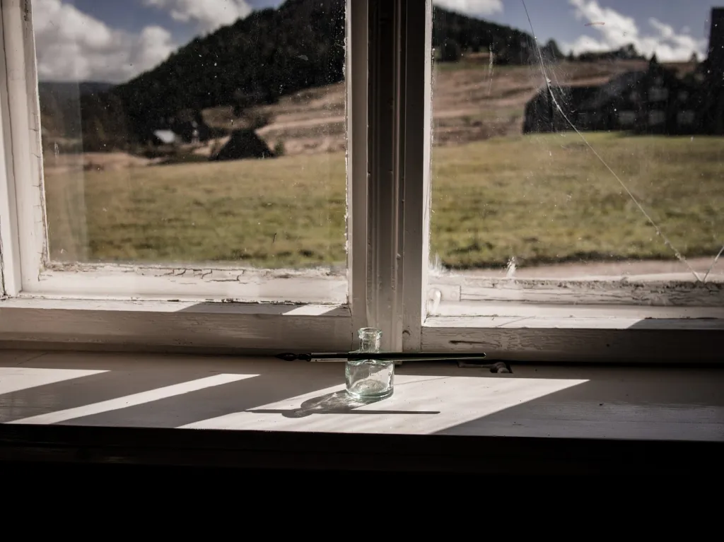 Muzeum má svoji stálou expozici v jednom z historických (původních) domů, kde v minulosti sídlila škola. Škola sloužila na Jizerce svému poslání nepřetržitě do roku 1962