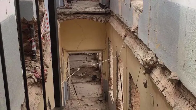 Zřícená část budovy v Mikulandské ulici