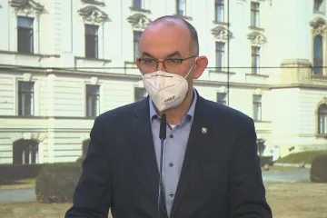 Od pondělí budou na některých místech povinné respirátory, ve hře je proměna tělocvičen na lazarety