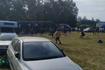 Počet lidí na technoparty na Benešovsku se snížil na 800. Akci sleduje policie i hygienici