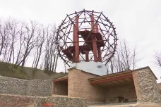 Rozestavěný památník u Brna desetiletí chátral. Jeho část nyní bude sloužit k vyhlídkám do okolí
