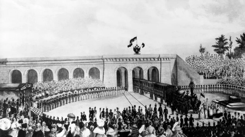 Slavnostní zahájení provozu parostrojní železnice v Praze zajistil vlak s lokomotivami Prag a Olmütz. Již před nimi ale přijel zkušební vlak s lokomotivou Böhmen čili Čechy. Rytina zobrazuje její svěcení