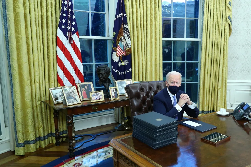 Nový americký prezident Joe Biden poprvé zasedl v Oválné pracovně Bílého domu, poté co se účastnil inaugurace před Kapitolem Spojených států amerických ve Washingtonu