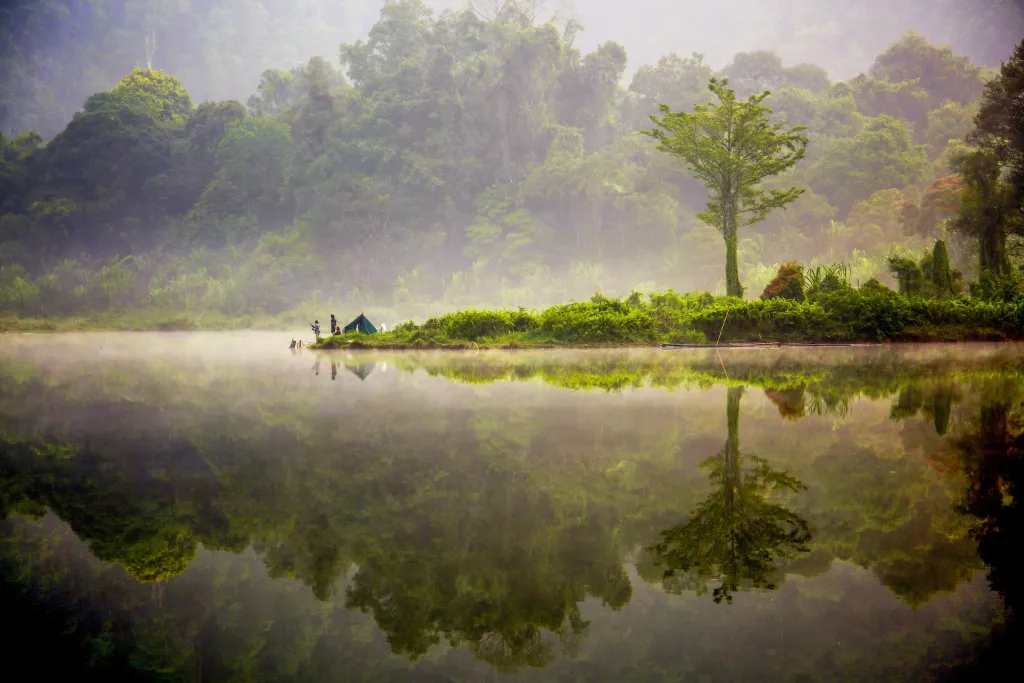 Pramod Kanakath, jezero Situ Gunung v Indonésii: Svítání u jezera

Situ Gunung v západní Jávě v Indonésii je krásné místo zasazené do národního parku Mt. Gede-Pangrango. Jezero a jeho okolí nabízejí velký potenciál pro udržitelný cestovní ruch. Těží z toho i místní rybáři, protože jezero umožňuje rybolov v malém měřítku