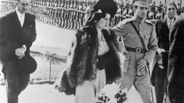 Korunní íránský princ Rezá Pahlaví a choť Fauzíja v roce 1939