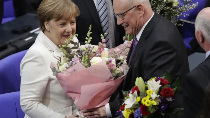 Angela Merkelová přijímá květiny krátce po svém zvolení kancléřkou