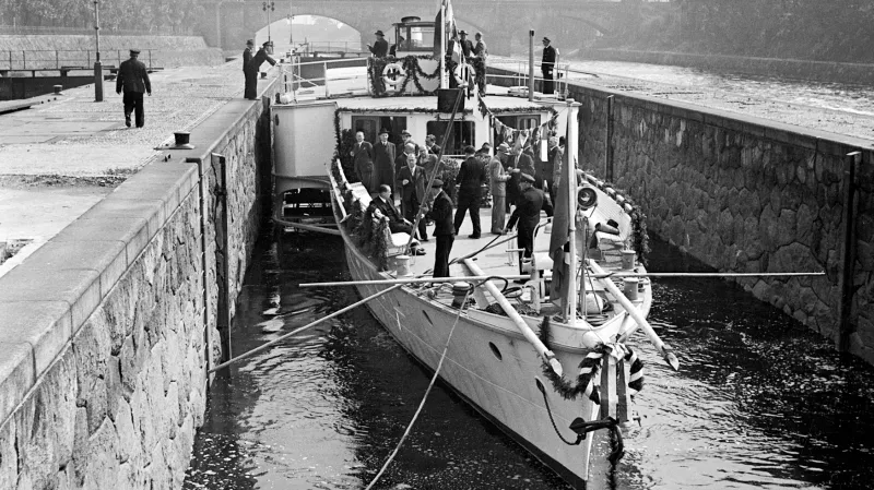 Čerstvě pokřtěná Vltava ve štvanickém zdymadle