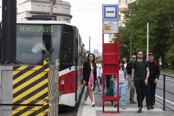 Autobusům a tramvajím chybí klimatizace. Ve velkých městech cestující zchladí často i méně než třetina vozů