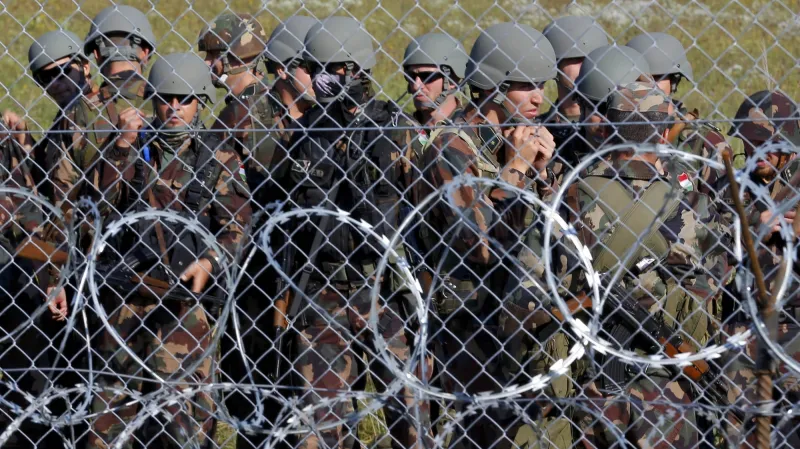 Maďarští vojáci na hranici se Srbskem