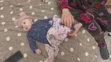 Ukrajinské dítě ve vrstvách oblečení