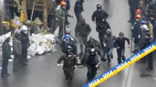 Raněný demonstrant po policejní střelbě, 20. únor 2014 na Majdanu