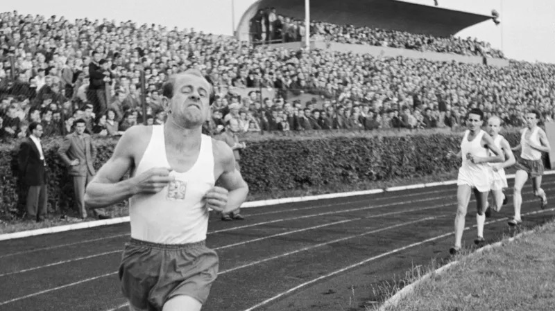 Emil Zátopek při lehkoatletickém utkání Československo - Maďarsko v Praze (1953)