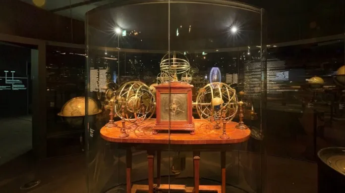 Astronomické hodiny Engelberta Siegeho. Kabinetní orloj z druhé poloviny 18. století je součástí sbírek Národního technického muzea.