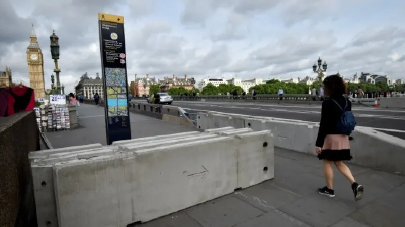 Betonové zátarasy na mostě ve Westminsteru