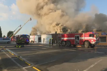 Hasičům se podařilo lokalizovat požár v centru Otrokovic, plameny se už nešíří