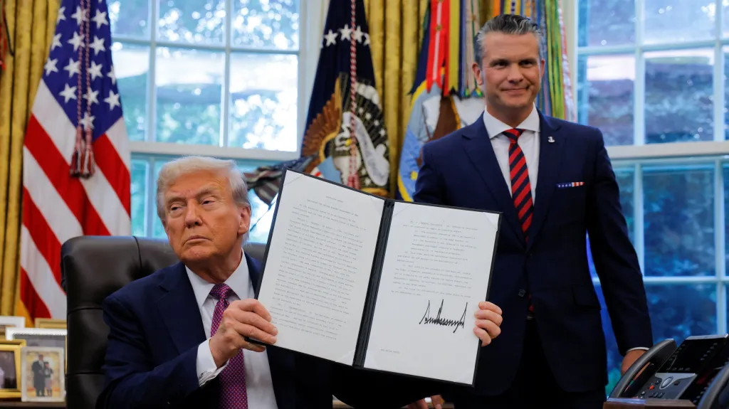 Donald Trump v Oválné pracovně