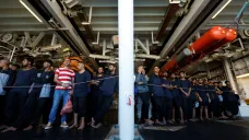 Migranti čekají na vylodění z plavidla Lékařů bez hranic v italském přístavu Civitavecchia