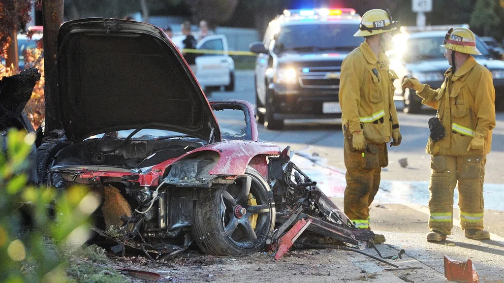 Havarovaný vůz Porsche, ve kterém zemřel herec Paul Walker