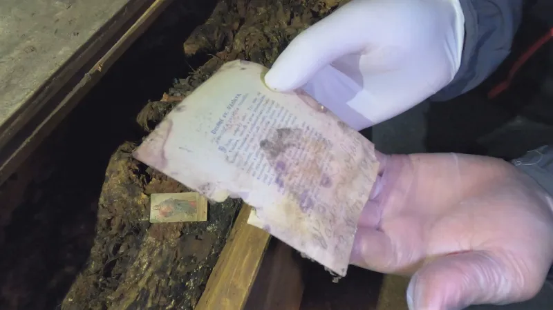 V hrobce objevil archeolog hned dva vzkazy