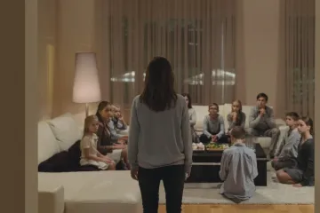 Filmový postřeh: Tiché doteky s Eliškou Křenkovou jsou hrdě odtažitým uměním