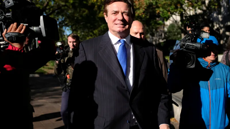 Paul Manafort odchází od soudu, kde si vyslechl obvinění z 12 zločinů