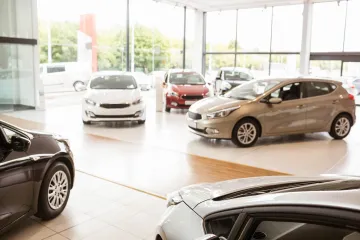 Evropská komise zřejmě připouští prodej aut se spalovacím motorem po roce 2035, když budou na syntetická paliva