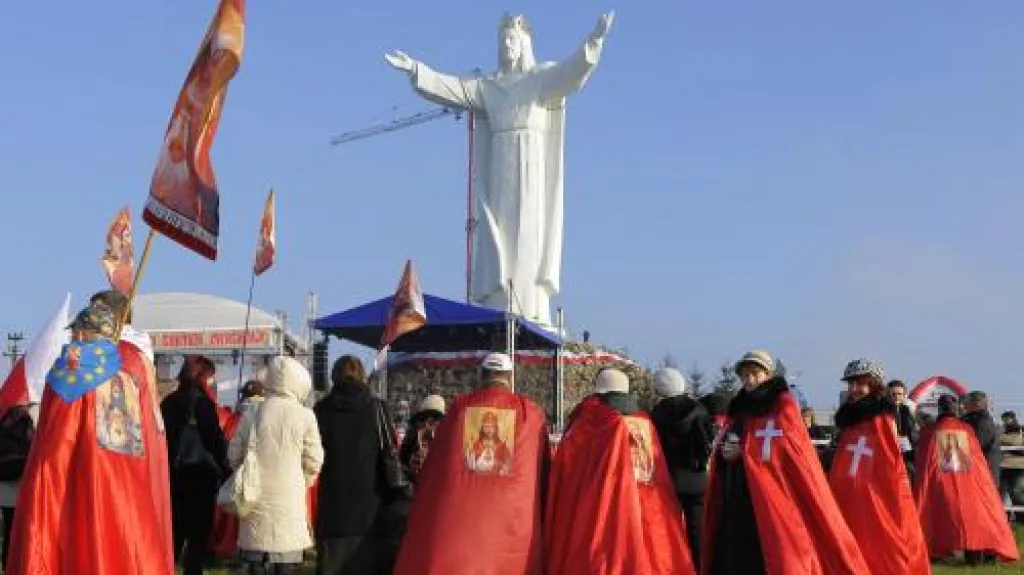 Největší socha Ježíše Krista na světě stojí v Polsku
