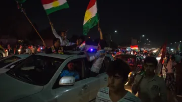 „Sbohem Iráku,“ provolávaly davy v ulicích dva dny před začátkem referenda. Oslavy jsou spontánní a lidé slaví už jen skutečnost, že se referendum uskuteční, bez ohledu na jeho výsledek. Někteří lidé dokonce pálí irácké pasy.