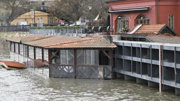 Uzavřená protipovodňová vrata na Čertovce u restaurační zahrádky V Praze na Kampě