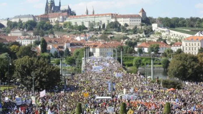 Demonstranti zaplavili pražské ulice