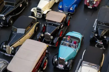 Prahu zaplnily historické vozy předválečné automobilové éry