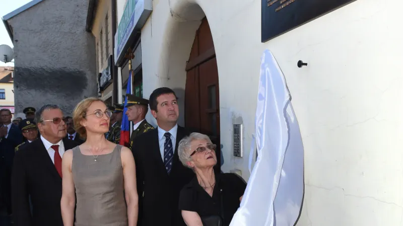 Pamětní desku Josefa Mašína odhalila Zdena Mašínová. Po jejím boku stojí Sandra Mašínová, která přivezla pozdrav svého otce, Josefa Mašína mladšího.