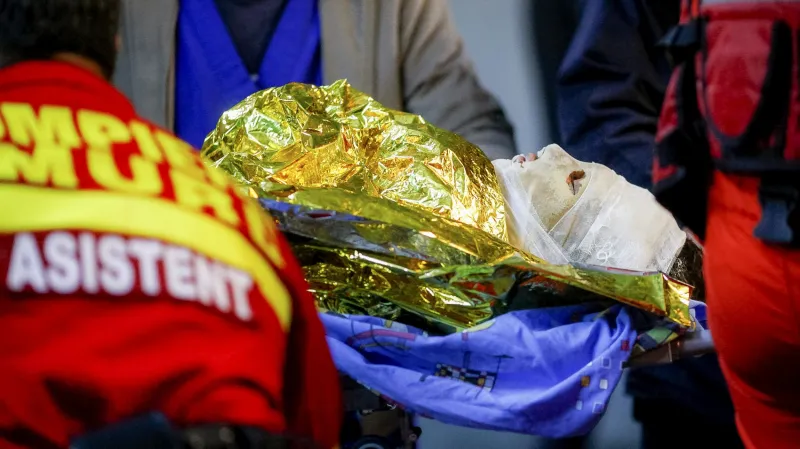 Záchranáři odvážejí zraněné z klubu Colectiv