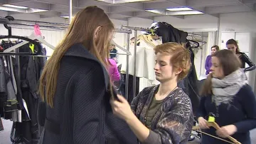 Modelkám pomáhají s oblékáním garderobiéři
