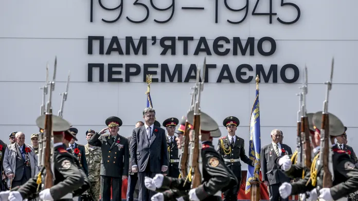 Ukrajinský prezident Petro Porošenko u památníku Motherland v Kyjevě